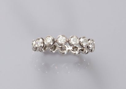 null 18k white gold American wedding band set with 14 brilliant-cut diamonds. TDD...