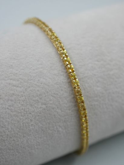 null Bracelet ligne en or jaune 18k serti de saphirs jaunes pour 2,50cts environ....