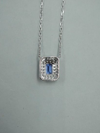 null An 18K white gold rectangular pendant with an emerald-cut tanzanite of 0.70cts...