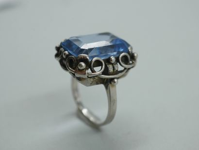 null Silver ring with a large emerald cut topaz of 15cts. PB : 8,20gr. TDD 53.