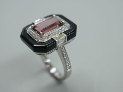 null An 18k white gold Art Deco ring with a rectangular tourmaline of 1.60cts surrounded...