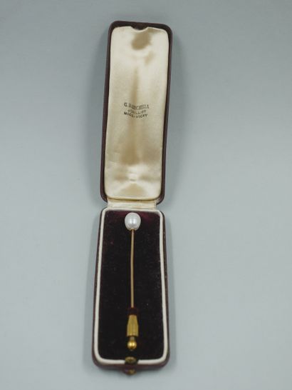 null Epingle à cravate en or 18k surmontée d'une perle baroque. PB : 3,2gr. Dans...