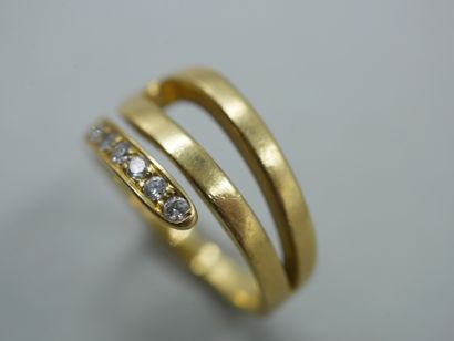 null 
Ring in 18k yellow gold, topped with small diamonds. PB : TDD 53
