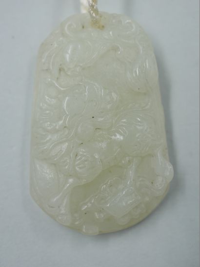 null Pendant plate in jade carved with a dragon. Held by a cord. Dimensions 4,5 x...
