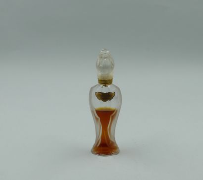 null Lot including: 

- GUERLAIN "Chant d'Arômes".

Glass bottle amphora model, gold...