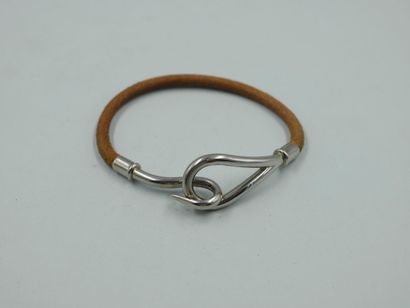 null HERMES Paris. Jumbo" bracelet in light brown leather, metal clasp. Length: 18cm....