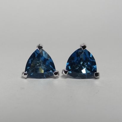 null Pair of 18k white gold Troida earrings set with blue topazes "London Blue"....