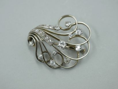 null Broche en or blanc 18k à volutes décorées de diamants taille ancienne et roses....