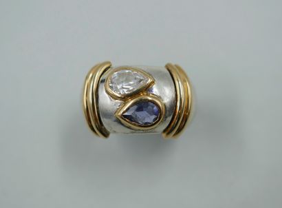 null Lot of 2 rings including : 

- A silver ring topped with a blue stone and rhinestones,...