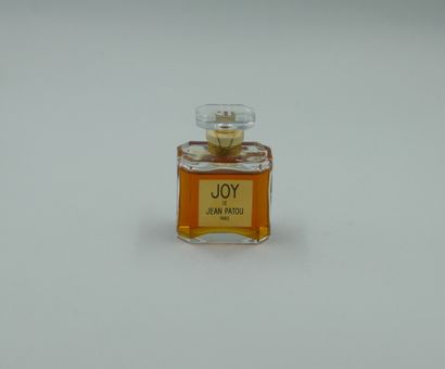 null Lot including: 

- JEAN PATOU " Joy ".

Glass bottle, perfume, containing 30ml....