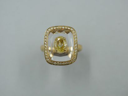 null An 18k yellow gold ring with an oval yellow diamond of 1ct set in cut crystal...