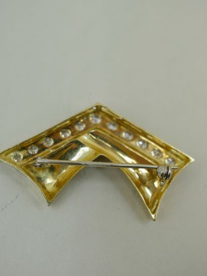 null 18k yellow gold brooch with a line of diamonds. PB : 8,20gr. Length : 4,5cm...