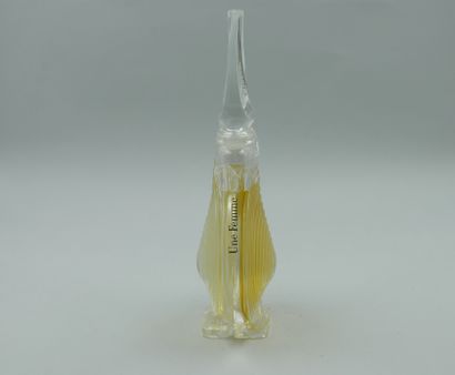 null Lot including: 

- GUERLAIN "Chant d'Arômes".

Glass bottle amphora model, gold...