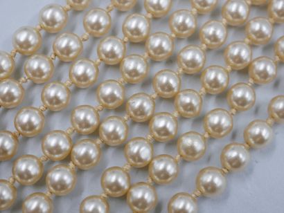 Long sautoir composé de perles fantaisies...