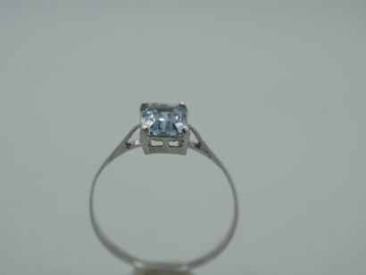 null 18k white gold ring with a square aquamarine. PB : 1,10gr. TDD : 52. Dimensions...