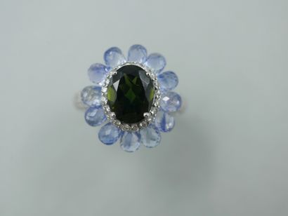 null An 18k white gold flower ring centered on a tourmaline of 1.50cts in a circle...
