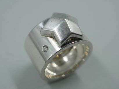 null FRED. Silver star ring set with a diamond. PB: 12,30gr. TDD 54.