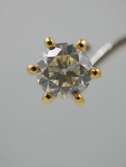 null Paire de clous d'oreilles en or jaune 18k ornés de diamants taille brillant...