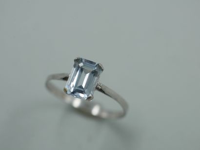 null 18k white gold ring with a square aquamarine. PB : 1,10gr. TDD : 52. Dimensions...
