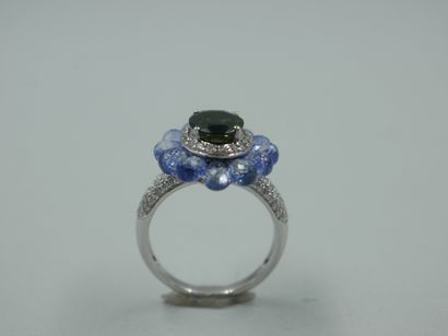 null An 18k white gold flower ring centered on a tourmaline of 1.50cts in a circle...