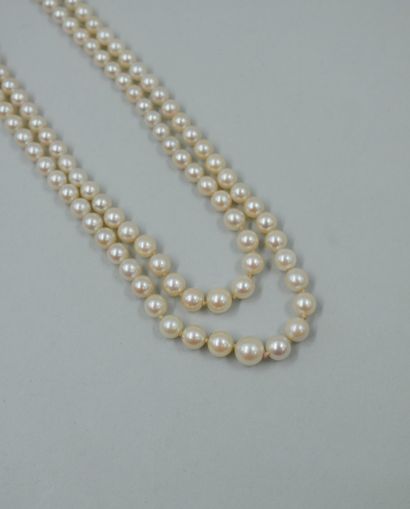 null Necklace with two rows of pearls, some of them probably fine. The clasp in silver...