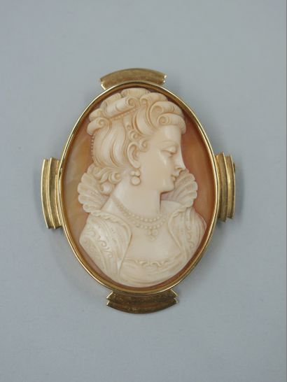 An 18k yellow gold cameo brooch with a bust...