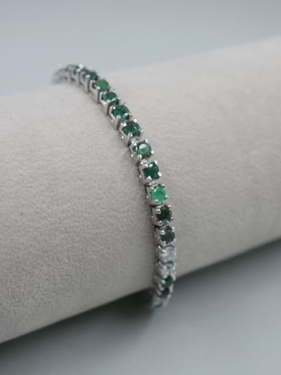 null Flexible line bracelet in 18k white gold set with emeralds alternated with diamonds....