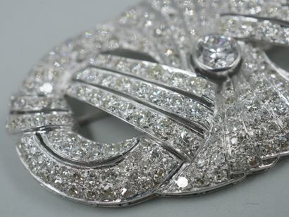 null An openwork platinum Art Deco brooch with a bow motif paved with old and brilliant...