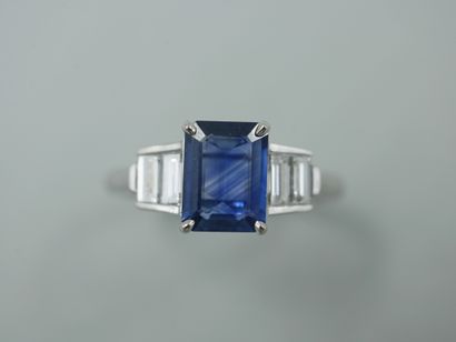 null An 18k white gold Art Deco ring set with an emerald-cut sapphire of 1.50cts...