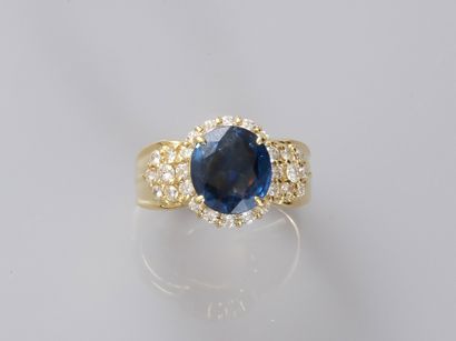 An 18k yellow gold ring set with a 3ct sapphire...