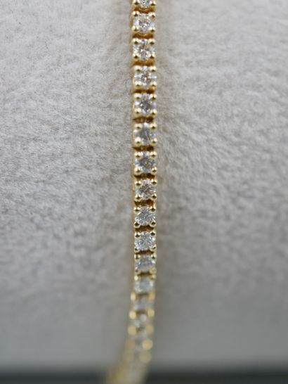 null Bracelet ligne en or jaune 18k entièrement pavé de petits diamants bien blancs...