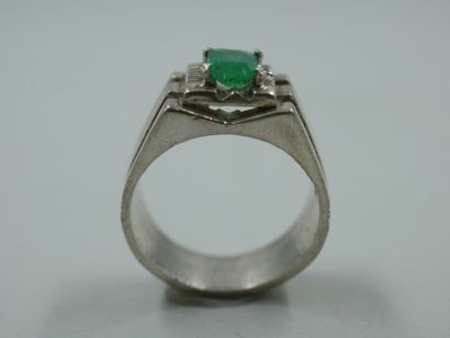 null 
Important modernist ring in silver with a 0.9ct emerald. PB : 9,60gr. TDD :...