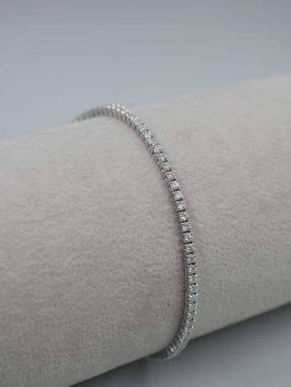 null Line bracelet in 18k white gold set with 82 diamonds for 2,02cts of E/F colour...