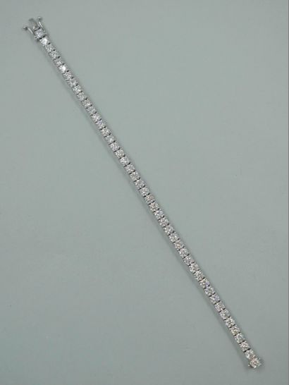 null Bracelet tennis en or blanc 18k entièrement pavé de quarante-cinq diamants taille...
