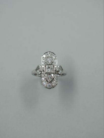 null Bague navette stylisée en or blanc 18k ornée en son centre d'un diamant taille...