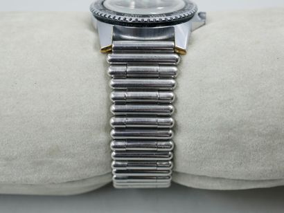 null MORTIMA. Montre bracelet en acier. Boitier rond, lunette tournante graduée,...