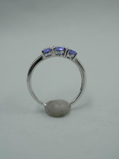 null Bague Trilogie en or blanc 18K sertie de trois tanzanites ovale pour un poids...