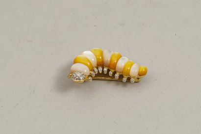 null Broche vers à soie en or jaune 18K sertie de nacres blanches et dorés dans un...