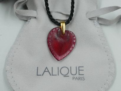 null LALIQUE. Pendentif "TELLINE" en forme de cœur à motif de coquillage, de couleur...