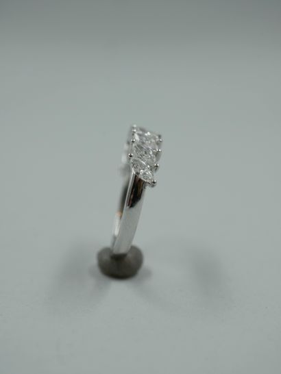 null Bague bandeau en or blanc 14k sertie de neuf diamants taille navette - TDD :...