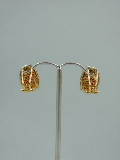 null Paire de pendants d'oreilles en or jaune 18K agrémentés de cabochons de corail...