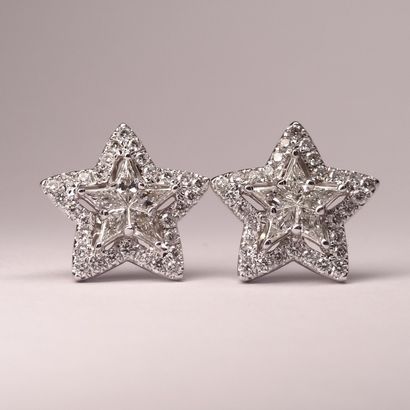 null Paire de boutons d'oreilles Etoiles en or blanc 18K serties en leurs centres...