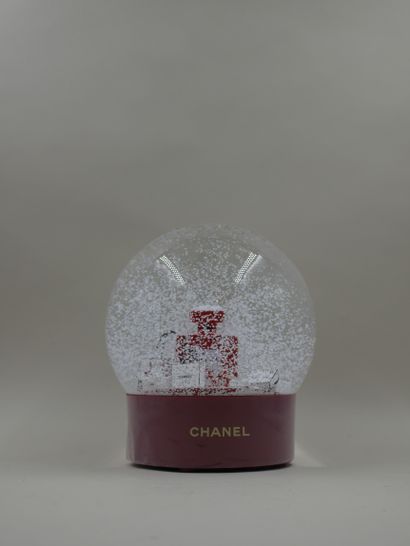 null CHANEL - Boule à neige XXL motorisée figurant le flacon n°5 - H : 19 cm.