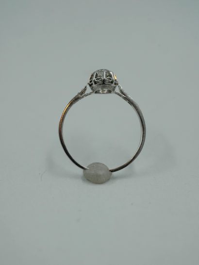 null Bague solitaire en platine ornée d'un diamant taille ancienne serti 8 griffes...