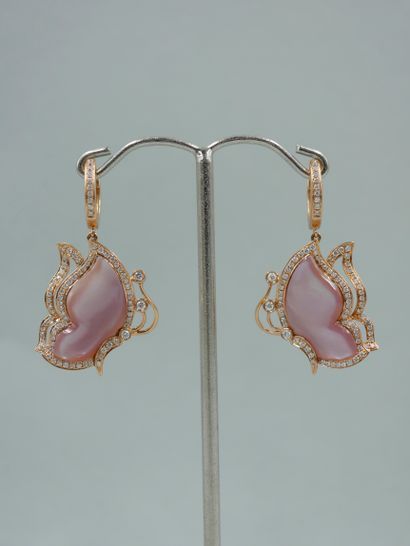 null Paire de pendants d'oreilles en or rose 18K figurant des papillons, les ailes...