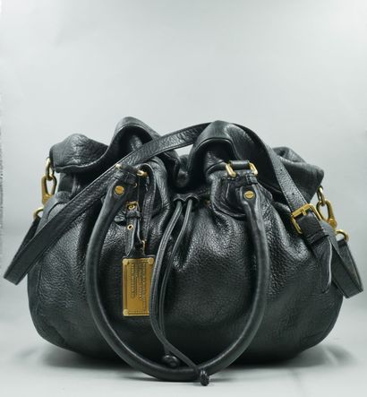 null MARC by Marc JACOBS. Sac de dame en cuir grainé noir, double anse et bandoulière,...