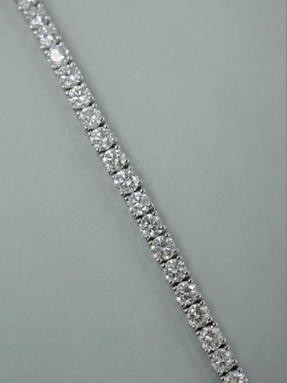 null Bracelet tennis en or blanc 18k entièrement pavé de quarante-cinq diamants taille...