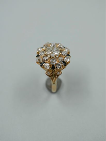 null Bague fleur en or jaune 18k pavée de diamants forme coussin de taille ancienne,...