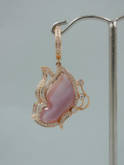 null Paire de pendants d'oreilles en or rose 18K figurant des papillons, les ailes...