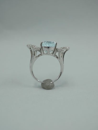 null Bague en or gris 18K ornée d'une aigue-marine ovale de 6cts environ épaulée...